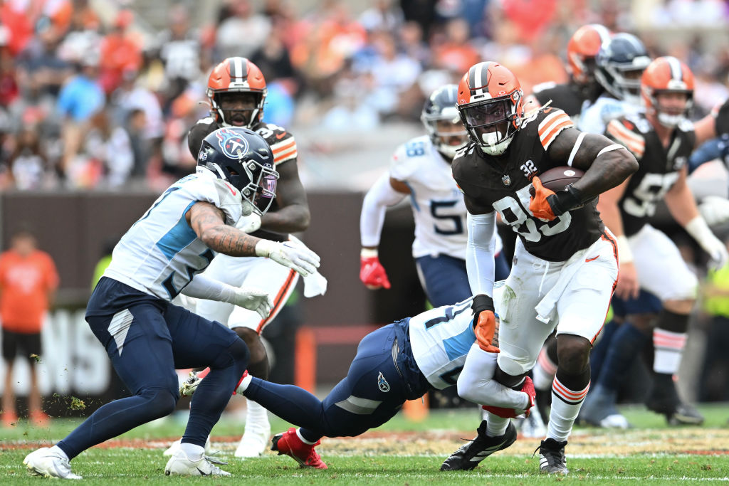 Browns: David Njoku shows up to Week 4 in a full mask after burns